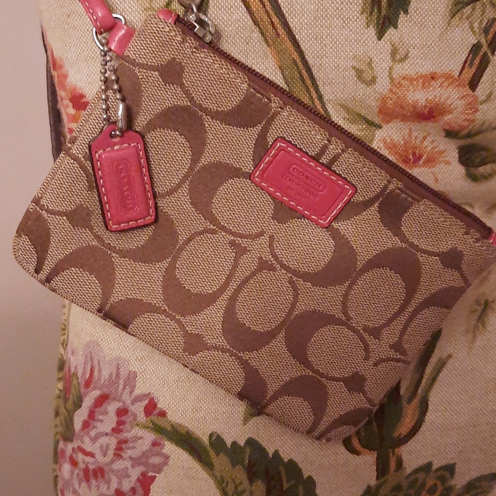 COACH SIGNATURE WRISTLET